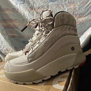 RARE Lululemon Winter Boots BRAND NEW
NEVER WORN